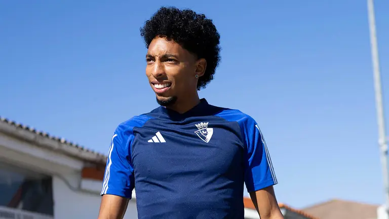 El lateral colombiano Johan Mojica se entrena por primera vez como futbolista de Osasuna en las instalaciones de Tajonar. C.A. OSASUNA
