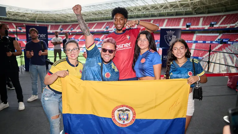 Cientos de personas acuden a la presentación de Johan Mojica como nuevo jugador del CA Osasuna en el Sadar. PABLO LASAOSA