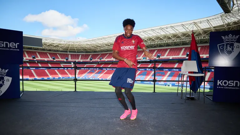 Cientos de personas acuden a la presentación de Johan Mojica como nuevo jugador del CA Osasuna en el Sadar. PABLO LASAOSA