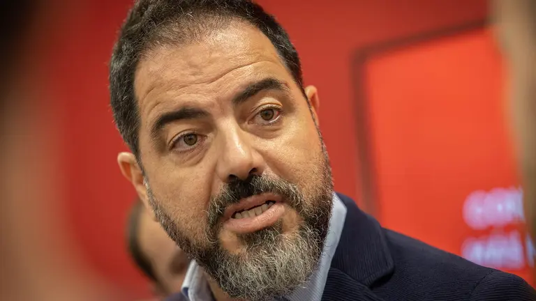 El secretario de Organización del PSN-PSOE, Ramón Alzórriz, atiende a los periodistas este martes en Pamplona donde ha valorado la denuncia de "bloqueo" de Geroa Bai para la formación de Gobierno. EFE/ Villar López
