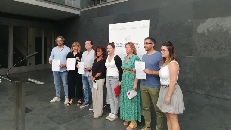 (A La Izquierda) Daniel López (Contigo-Zurekin), Arantza Izurdiaga (EH Bildu) Y Mikel Asiain (Geroa Bai) Con Los Representantes Del Comité De Empresa De Navarrabiomed - EUROPA PRESS