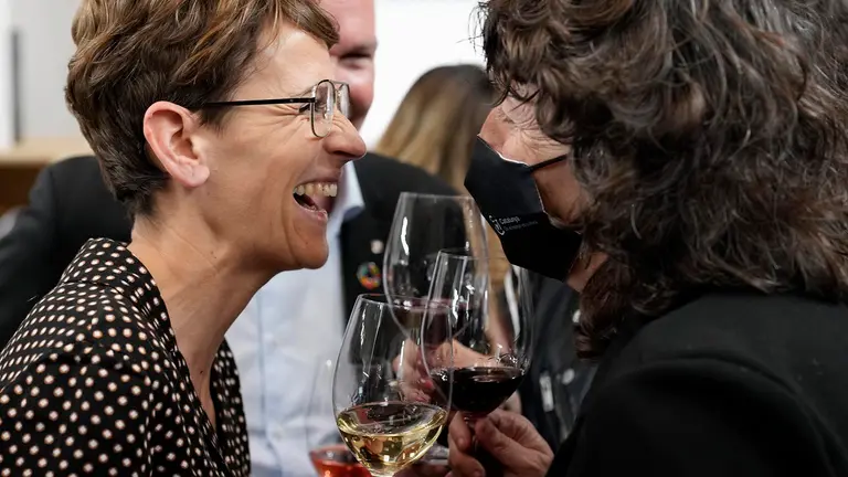 La presidenta Navarra, María Chivite (i), y la consellera de Acción Climática, Alimentación y Agenda Rural, Teresa Jordà (d), en el stand de los productores de vino de Navarra, este lunes. EFE/ Alejandro García