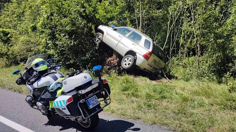 Herido un conductor de 80 años tras salirse de la vía y colisionar con un árbol en la N-121-A. GUARDIA CIVIL
