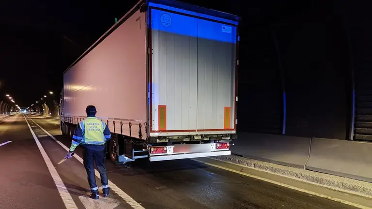 Cortada la N-121-A por el incendio de un camión en uno de los túneles de Belate. GUARDIA CIVIL