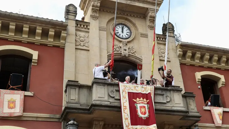 La Asociación de Amigos del Camino de Santiago-Centro de Estudios Jacobeos lanza el chupinazo que da inicio a las fiestas de Estella 2023. ÍÑIGO ALZUGARAY
