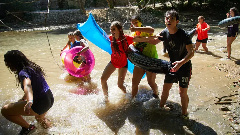 Tradicional descenso de los jóvenes de Estella por el río Ega tras el chupinazo de inicio de las fiestas de 2023. IÑIGO ALZUGARAY