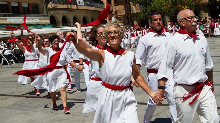 La asociación de ExDanzaris de Estella Francisco Beruete interpreta el Baile de la Era en la plaza de los Fueros tras el chupinazo de inicio de las fiestas de 2023, este año en homenaje a la A.C. Unión Musical Estellesa. IÑIGO ALZUGARAY