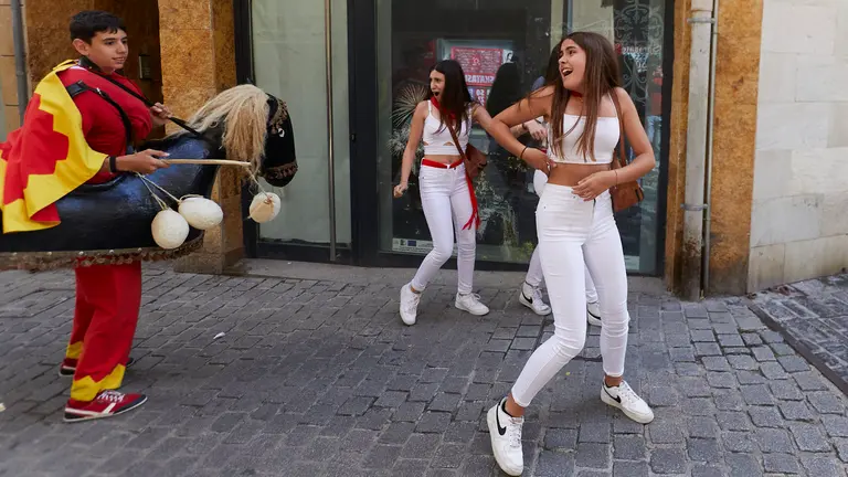 Salida de la Comparsa de Gigantes y Cabezudos en el primer día de las Fiestas de Estella 2023. IÑIGO ALZUGARAY