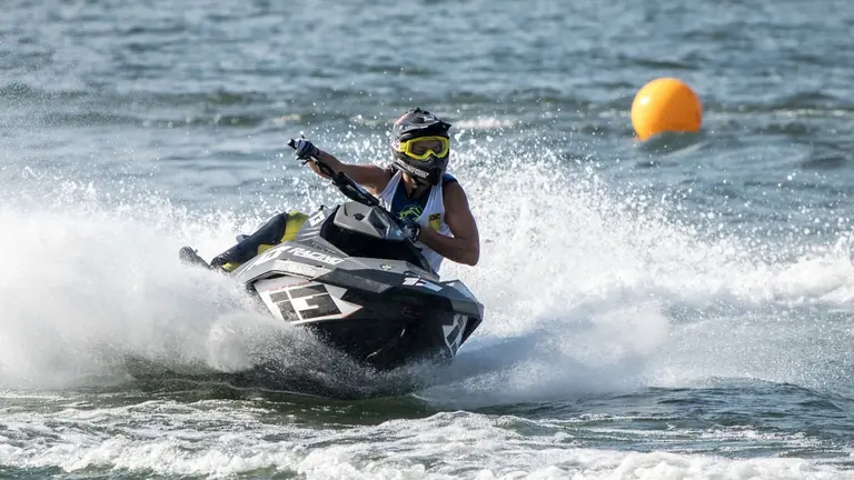 Imagen de archivo de un joven conduciendo una moto de agua. ARCHIVO