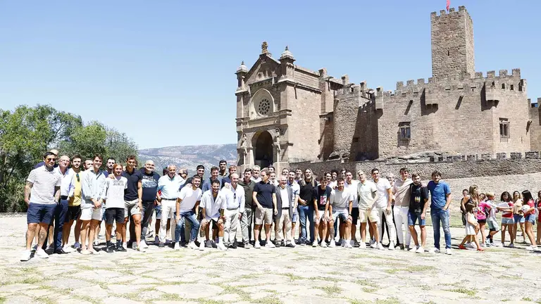Osasuna se desplaza hasta el Castillo de Javier para la tradicional ofrenda a San Francisco Javier. CA. OSASUNA