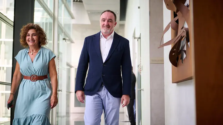 Javier Esparza y Yolanda Ibáñez, de UPN, se reunen con el presidente del Parlamento, Unai Hualde. PABLO LASAOSA
