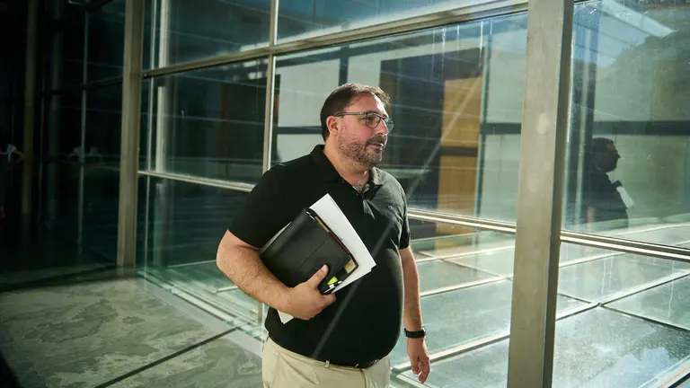 El presidente del Parlamento, Unai Hualde, en su llegada a la Mesa y Junta de Portavoces. PABLO LASAOSA