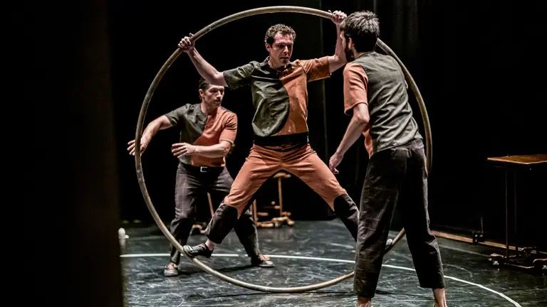 El espectáculo mezcla los malabares con la manipulación de otros objetos. AYUNTAMIENTO DE PAMPLONA