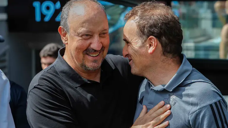 El entrenador del Celta de Vigo, Rafa Benítez (i), saluda al del Osasuna, Jagoba Arrasate, antes del partido de la jornada 1 de LaLiga que disputan el Celta de Vigo y el Osasuna este domingo en el estadio de Balaídos en Vigo.- EFE/ Salvador Sas