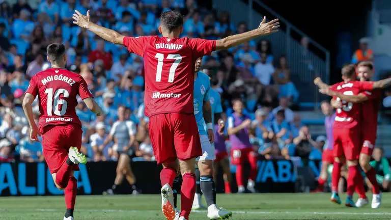 El delantero de Osasuna Ante Budimir (c) celebra el segundo gol ante el Celta, durante el partido de la primera jornada de LaLiga que disputan el Celta de Vigo y el Osasuna este domingo en el estadio de Balaídos, en Vigo. EFE/Salvador Sas