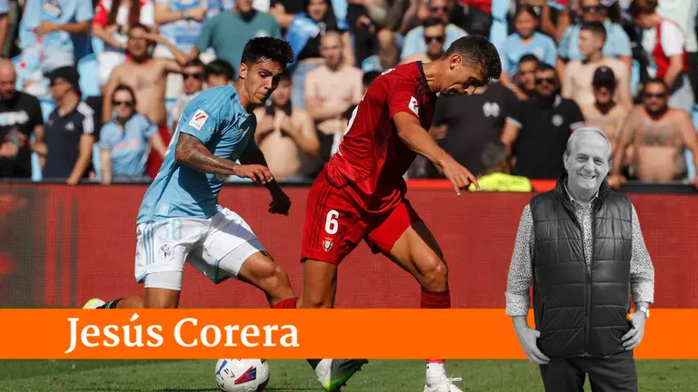 El jugador del Celta de Vigo Hugo Sotelo (i) pelea por el balón con Lucas Torró, de Osasuna, durante el partido de la jornada 1 de LaLiga que disputan el Celta de Vigo y Osasuna este domingo en el estadio de Balaídos en Vigo.- EFE/ Salvador Sas