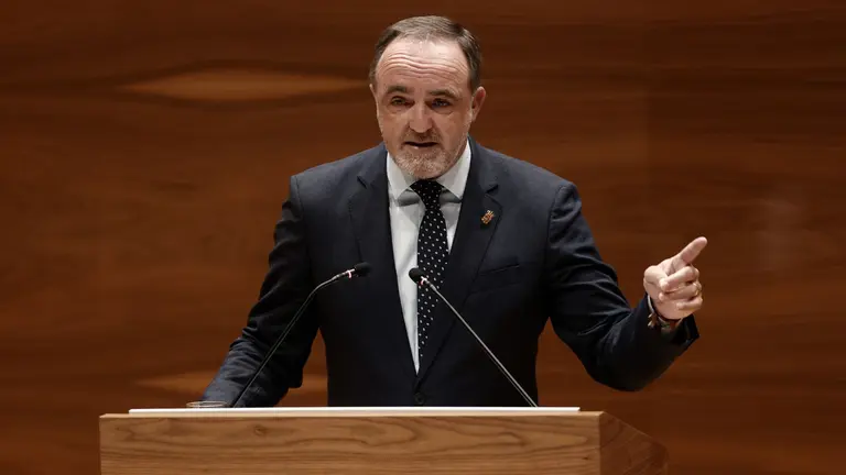 El portavoz del grupo parlamentario de UPN, Javier Esparza durante su intervención en la sesión de investidura de la candidata a presidir Navarra, María Chivite quien cuenta con los apoyos de PSN, Geroa Bai y Contigo-Zurekin, por lo que necesitará de una nueva votación el martes para ser elegida por mayoría simple. EFE/ Jesus Diges