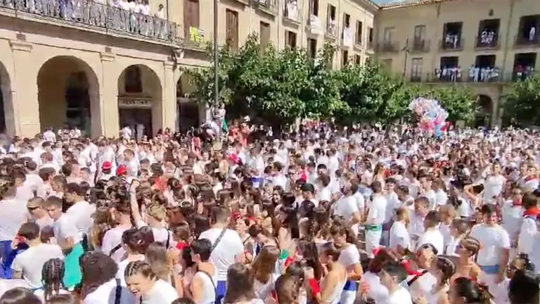 Imagen de la plaza, a rebosar, durante el Chupinazo de Tafalla. NAVARRA.COM