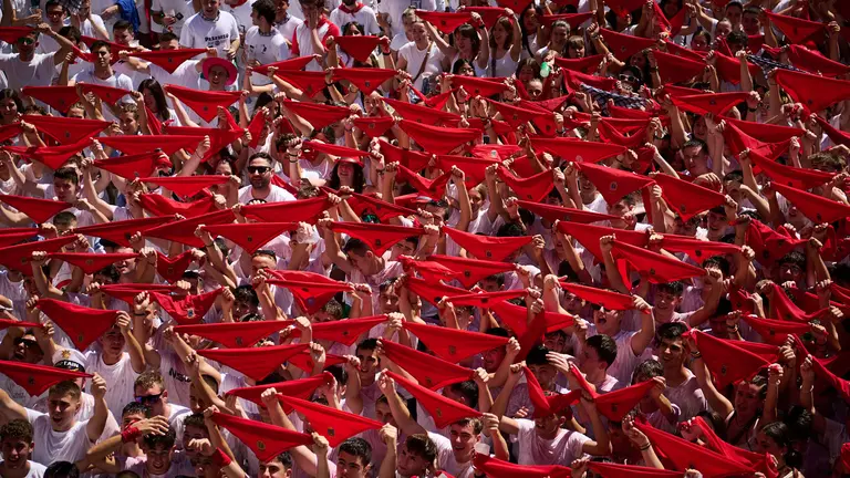 Cientos de personas celebran el chupinazo de Tafalla en sus fiestas de 2023. PABLO LASAOSA