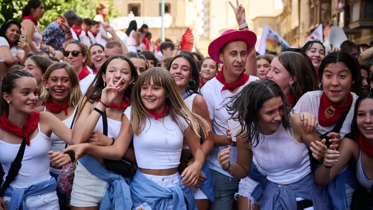Cientos de personas celebran el chupinazo de Tafalla en sus fiestas de 2023. PABLO LASAOSA