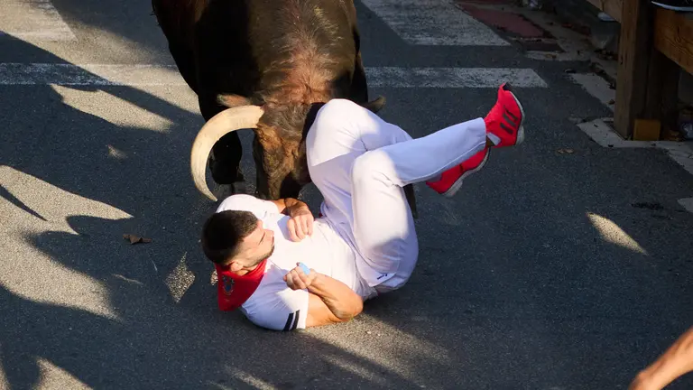 Primer encierro de las fiestas de Tafalla 2023 con toros de Jose Luis Perera en la curva de la estación. PABLO LASAOSA