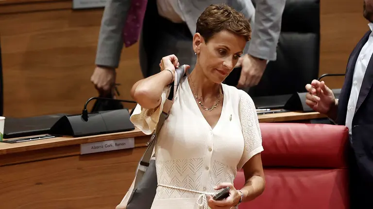 La candidata socialista María Chivite no ha conseguido la mayoría absoluta de 26 votos a favor precisa en primera votación para ser elegida presidenta de Navarra y, como estaba previsto, necesitará de una segunda votación mañana martes, en la que la asegurada mayoría simple de la Cámara le llevará a reeditar el cargo.Con 50 asientos en el Parlamento foral, Chivite ha sumado en esta primera votación los 21 apoyos de los tres partidos que han firmado el pacto de Gobierno, PSN (11), Geroa Bai (7) y Contigo-Zurekin (3), mientras que EH Bildu (9) se ha abstenido. Ha sumado 20 votos en contra, los de UPN (15), PP (3) y Vox (2). EFE/ Jesus Diges