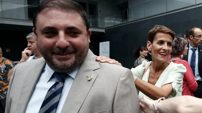 El presidente del Parlamento Unai Hualde junto a la socialista María Chivite que se ha convertido este martes en la tercera mujer en acceder a la presidencia del Gobierno de Navarra y en la primera en ostentar un segundo mandato, en este caso de manera consecutiva, que por quinta ocasión asume un representante del PSN. Chivite, al frente de un Gobierno tripartito que integra a PSN, Geroa Bai (PNV y Socialverdes) y Contigo Zurekin (Podemos, Izquierda Unida y Batzarre), y que ha necesitado de la abstención de EH Bildu para obtener más votos a favor que en contra de los 50 escaños del Parlamento foral, es la novena persona en ostentar la presidencia de Navarra en la etapa democrática. EFE/ Jesús Diges