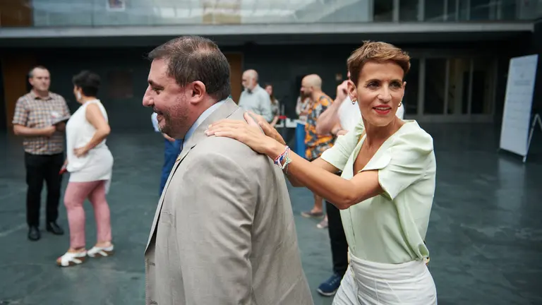 María Chivite y Unai Hualde minutos antes del comienzo del segundo pleno de investidura para la presidencia del Gobierno de Navarra. PABLO LASAOSA
