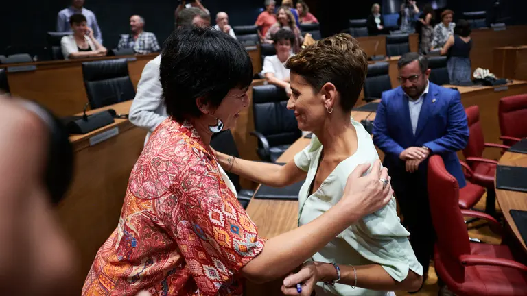 María Chivite junto a Laura Aznal durante el segundo pleno de investidura para la presidencia del Gobierno de Navarra. PABLO LASAOSA