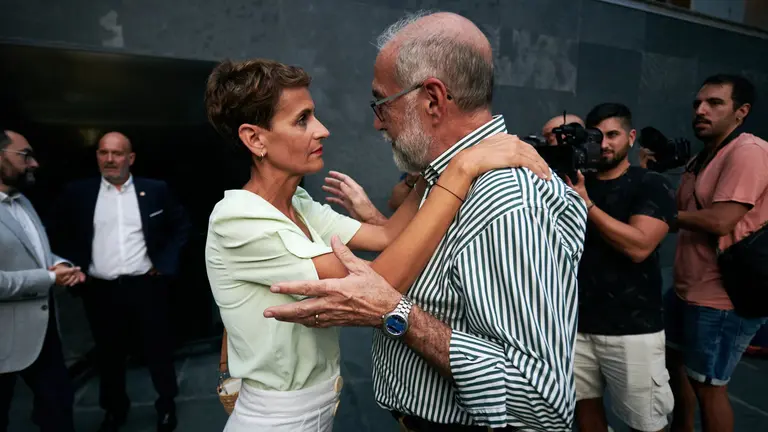 María Chivite junto a Fernando Domínguez durante el segundo pleno de investidura para la presidencia del Gobierno de Navarra. PABLO LASAOSA