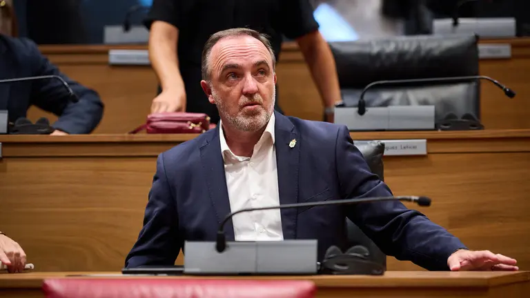 Javier Esparza minutos antes del comienzo del segundo pleno de investidura para la presidencia del Gobierno de Navarra. PABLO LASAOSA