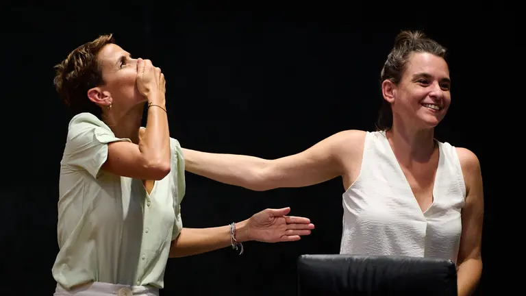 María Chivite junto a Begoña Alfaro durante el segundo pleno de investidura para la presidencia del Gobierno de Navarra. PABLO LASAOSA