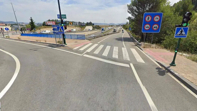 Paso de peatones en el nudo de Zizur Mayor sobre la A-15 desde la A-12