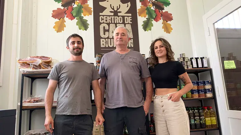 Juan Manuel Biurrun, en el centro, con sus hijos Patxi y Arancha en el centro de caza Biurrun. Navarra.com