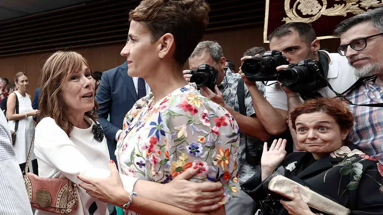 La parlamentaria de Geroa Bai Uxue Barkos (i) felicita a la reelegida presidenta del Gobierno de Navarra Maria Chivite, tras el acto de toma de posesión del cargo de presidenta que se ha celebrado este jueves en el parlamento de Navarra. EFE/Jesús Diges