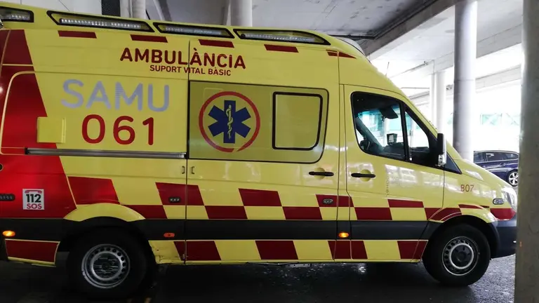 Una ambulancia de soporte vital básico del SAMU 061 de Baleares, aparcada en el Hospital Son Espases. EUROPA PRESS
