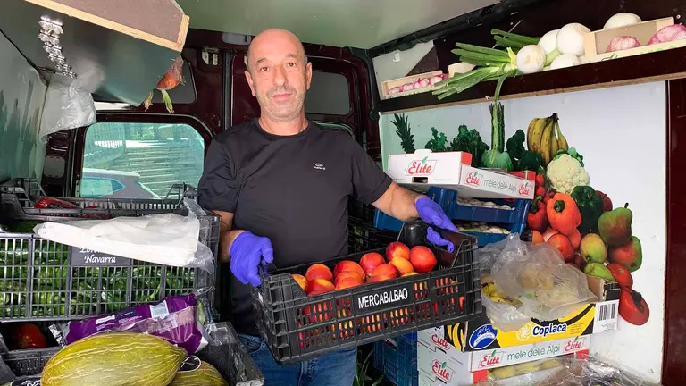 Félix Jiménez muestra sus cajas de fruta que vende por los pueblos en verano. Navarra.com