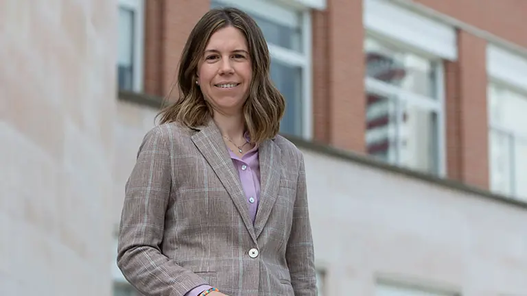 Cristina Burgui Alcaide, frente a la Facultad de Ciencias de la Salud de la UPNA. UPNA