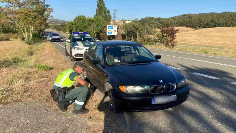 El agente de la guardia Civil que dio el alto inspecciona el vehículo del conductor que circulo en sentido contrario. GUARDIA CIVIL