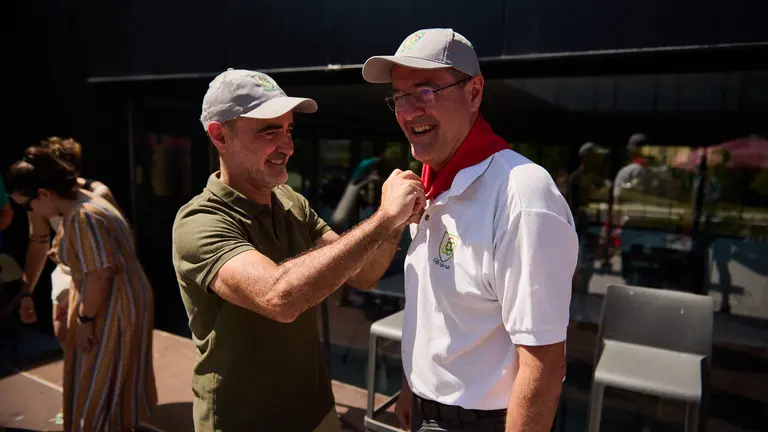 Patxi Cervantes, encargado de lanzar el chupinazo de Oberena en sus fiestas de 2023. PABLO LASAOSA