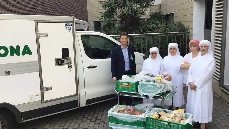 Representantes de las Hermanitas de los Pobres de Pamplona y de Mercadona durante una de las entregas de 2023. MERCADONA