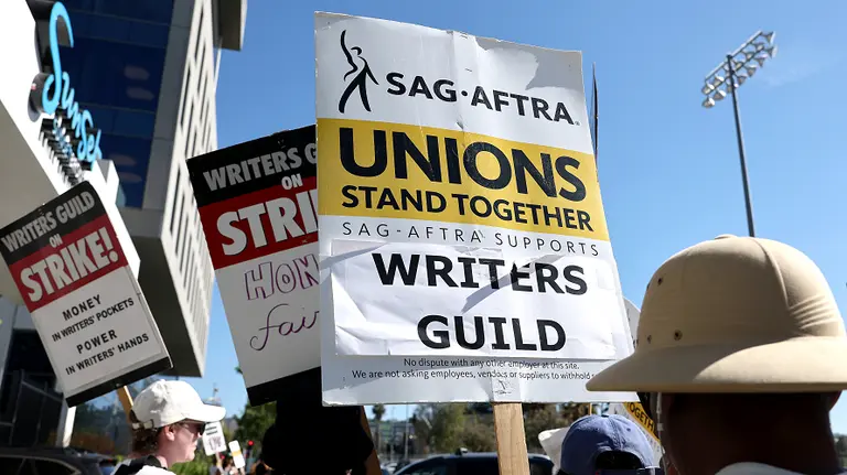 Miembros de los sindicatos de actores y guionistas en huelga