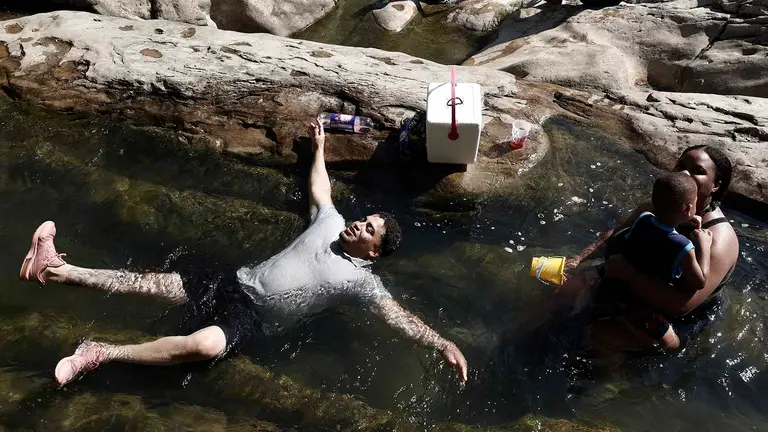 Las altas temperaturas que se registran en Pamplona, cerca de los 40 grados y que previsiblemente se superen en los próximos días hace que el cauce del rio Arga a su paso por la localidad de Huarte se llene de bañistas para intentar paliar con un buen baño el calor que abrasa Pamplona.   EFE/ Jesus Diges