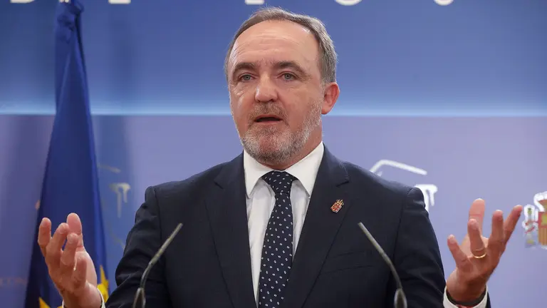 El presidente de Unión del Pueblo Navarro (UPN), Javier Esparza, durante la rueda de prensa que ha dado este lunes en el Congreso de los Diputados tras su reunión con el Rey Felipe VI en el Palacio de la Zarzuela, de cara a la investidura del próximo presidente del país. EFE/Juan Carlos Hidalgo
