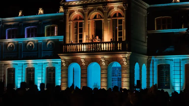 El guitarrista Manolo Franco ofreció este martes un concierto desde el balcón del Antiguo Palacio de Navarra dentro de Flamenco On Fire. GOBIERNO DE NAVARRA
