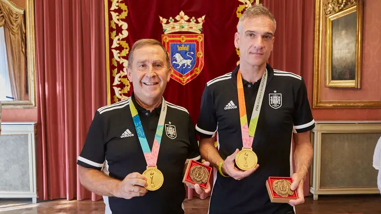 Cristina Ibarrola, junto a miembros de la Corporación Municipal, recibe a dos profesionales navarros que han contribuido al reciente éxito de la selección española de fútbol femenino, actual campeona del mundo. Se trata de Javier Lerga, integrante del cuerpo técnico como asistente, y Rafael del Amo, presidente de la Federación Navarra de Fútbol, vicepresidente de la RFEF y presidente del Comité Nacional de Fútbol Femenino de la federación. IÑIGO ALZUGARAY