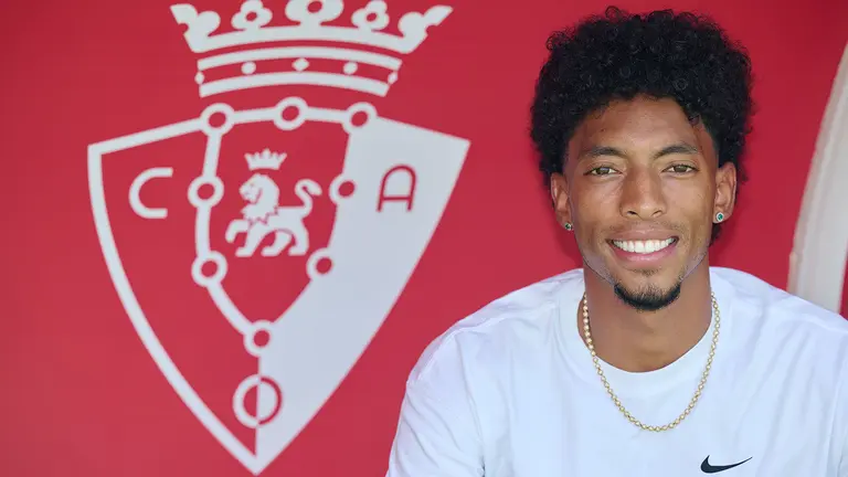 El jugador colombiano de Osasuna, Johan Mojica, durante la entrevista concedida e EFE este martes en las instalaciones de Tajonar, previa al partido de la Conference League entre el club navarro y el Brujas, en donde ha afirmado que espera “aprovechar la oportunidad” ante el equipo belga “al máximo” este jueves para poder encarrilar la eliminatoria previa con el objetivo de poder disputar la fase final de la Liga Conferencia. EFE/Iñaki Porto