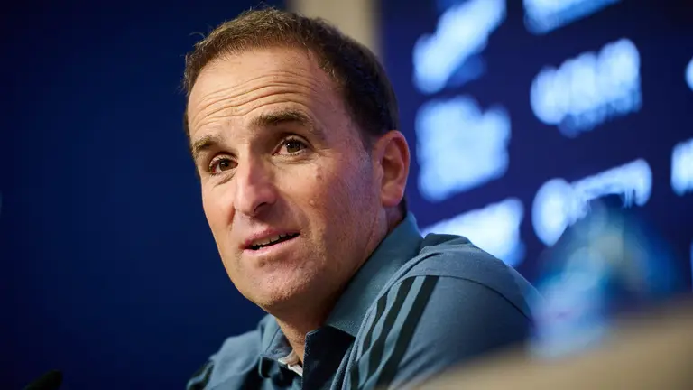 Jagoba Arrasate, entrenador de Osasuna junto a Unai García, jugador de Osasuna ofrecen una rueda de prensa antes del partido contra el Brujas. PABLO LASAOSA