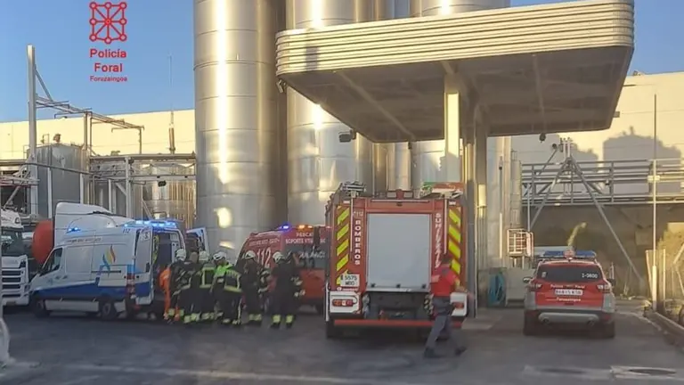 Herido con quemaduras el conductor de un camión al derramarse la brea que transportaba en Tudela. POLICÍA FORAL