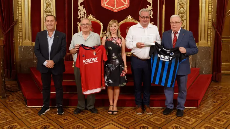 Rafael del Amo, presidente y vicepresidente de la Federación Navarra de Fútbol; el presidente de Osasuna, Luis Sabalza; la consejera López; el directivo del Club Brujas, Sam Sabbe; y el director gerente del IND, Miguel Ángel Pozueta. GOBIERNO DE NAVARRA